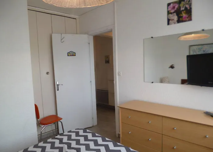 F2 Avec Balcon, Ascenseur Et Proche Thermes A - Fr-1-571-62 Apartamento *