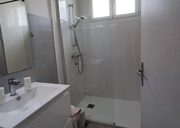 F2 Avec Balcon, Ascenseur Et Proche Thermes A - Fr-1-571-62 Balaruc-les-Bains